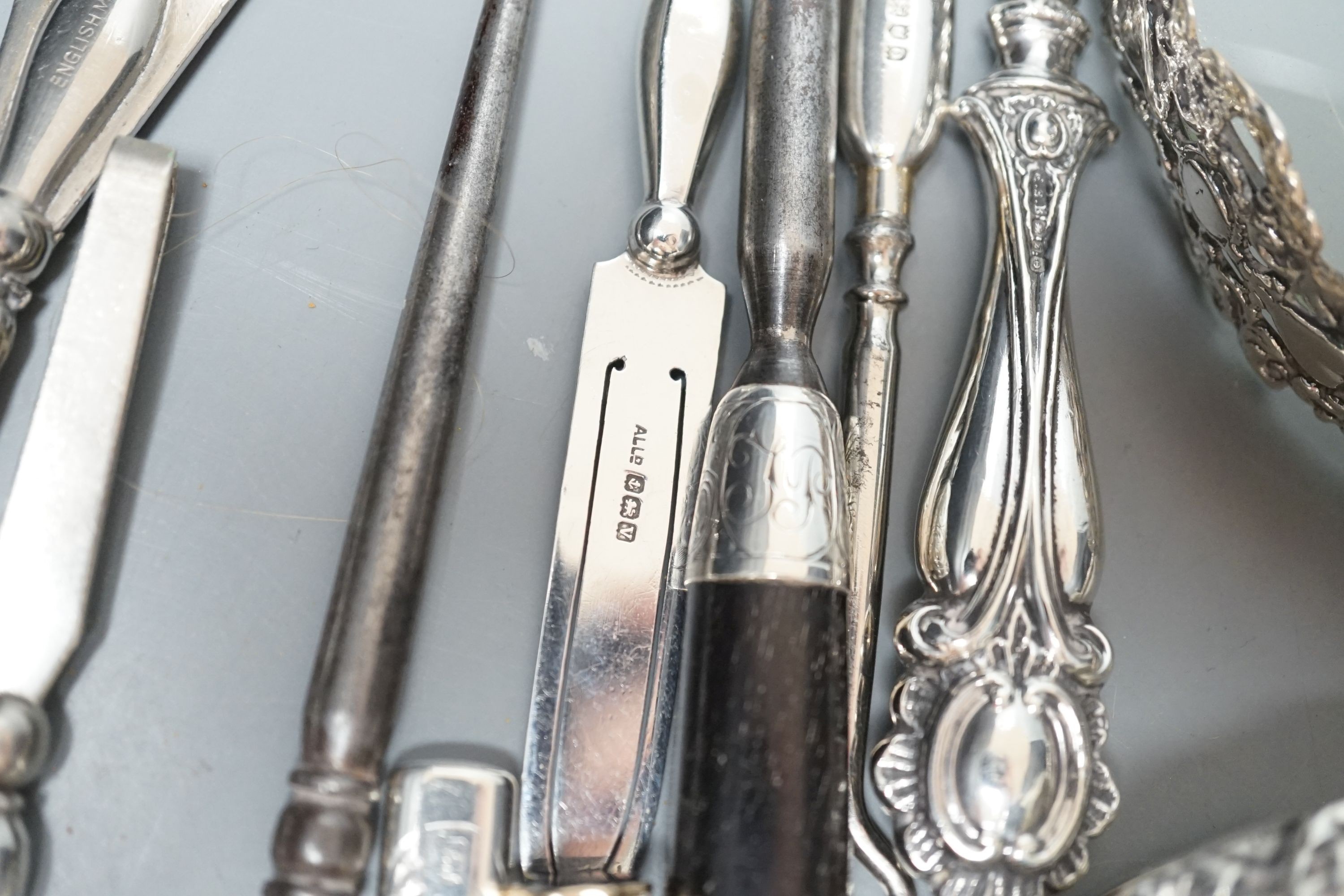 A mixed group of mainly small silver to include two magnifying glasses, a hip flask, silver-handled shoe horns, Georgian snuff box, scent flask etc, some a.f.